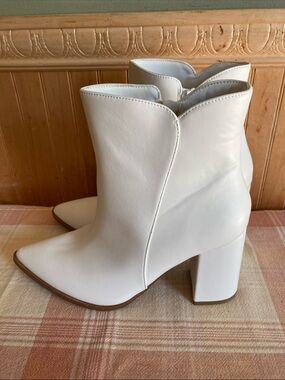 Athlefit White Pointed Toe Block Heel Ankle Boots - 7 1/2